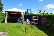 Liegewiese mit Spielplatz