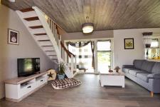 Wohnbereich mit TV und Couch