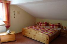 Blick in das Schlafzimmer 1