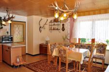 Esstisch mit Wohnküche