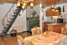 Wohnküche mit Kachelofen