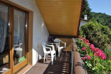 Balkon mit Gartenstühlen