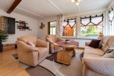 Wohnzimmer mit Couch und TV