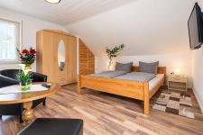 Schlafzimmer mit Doppelbett