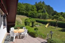 Terrasse mit Liegewiese und Rutsche