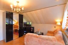 Wohnzimmer mit Couch und TV