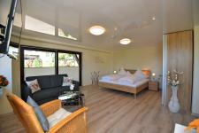 Schlafzimmer mit Doppelbett