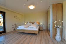 Schlafzimmer mit Doppelbett