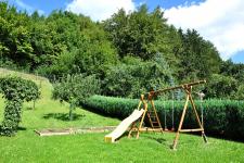 Liegewiese und kleiner Spielplatz