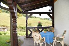 Terrasse mit Gartenmöbeln