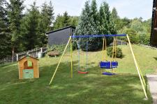 Schaukel für Kinder im Garten