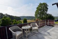 Terrasse mit Gartenmöbeln