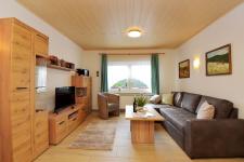 Wohnzimmer mit Couch und TV