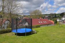 Trampolin auf dem Grundstück