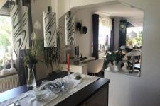 Blick aus der Küche zum Wohnbereich