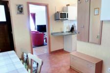 Blick in ein Esszimmer mit Küche