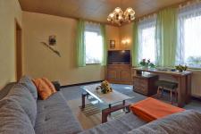 Wohnzimmer mit Schreibtich und TV