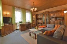 Wohnzimmer mit Schrankwand und Couch