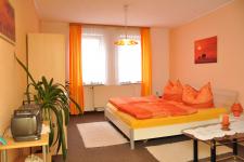 Schlafzimmer mit Doppelbett