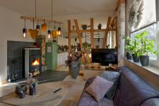 Wohnbereich mit Couch und TV