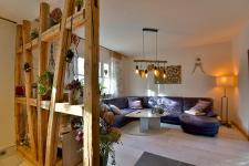 Wohnbereich mit Couch und TV