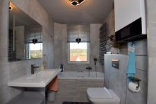 Bad mit Badewanne und WC