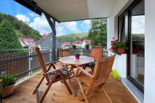 Gemütlicher Balkon mit Blick in den Ort