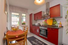 voll ausgestattete Küche mit Esstisch