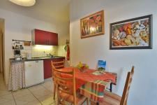 voll ausgestattete Küche mit Esstisch