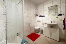 Badezimmer mit Dusche
