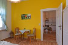 Blick vom Schlafzimmer in den Wohn-/Essbereich