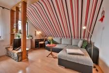 Wohnzimmer mit Couch und TV