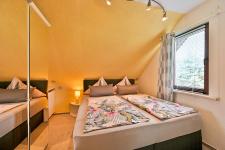 Schlafzimmer mit Doppelbett