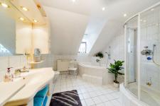 Bad mit Dusche und Badewanne