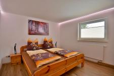 Schlafzimmer mit Doppelbett