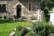 uriger Garten mit Sitzmöglichkeit