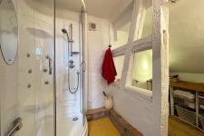 Badezimmer mit Dusche