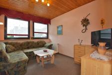 Ferienwohnung 1 (Wohnzimmer mit Couch und TV)