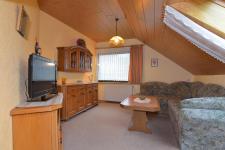 Ferienwohnung 2 (Wohnzimmer mit Couch und TV)