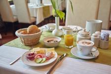 liebevoll gedeckter Tisch