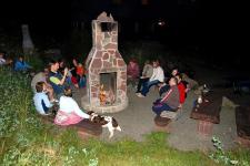 Abendliches Beisammensein am Kamingrill