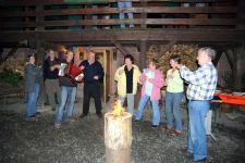 Musikalische Runde vor dem Haus