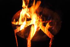 Romantisches Lagerfeuer am Abend