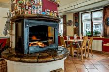 Blick in das Restaurant mit Kamin
