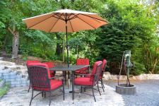 Terrasse mit Gartenmöbeln