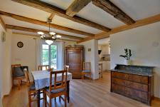 Esstisch und Blick in die Küche