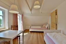 Schlafzimmer mit getrennten Betten