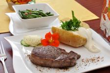 Steak mit Ofenkartoffel und Bohnen