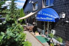 Hoteleingang mit Terrasse