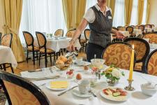 gedeckter Tisch im Frühstücksraum